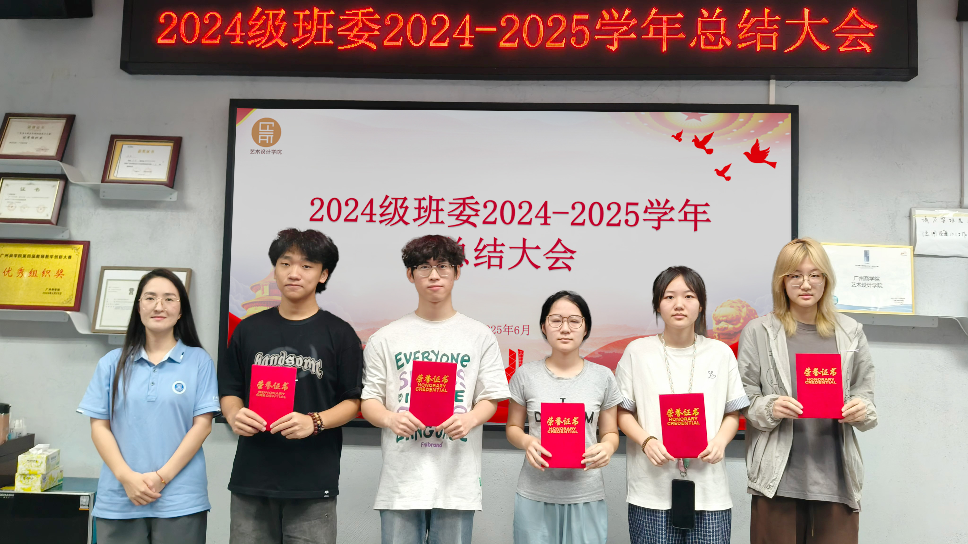 图2:郑颖超老师给获奖学生骨干颁发荣誉证书.jpg