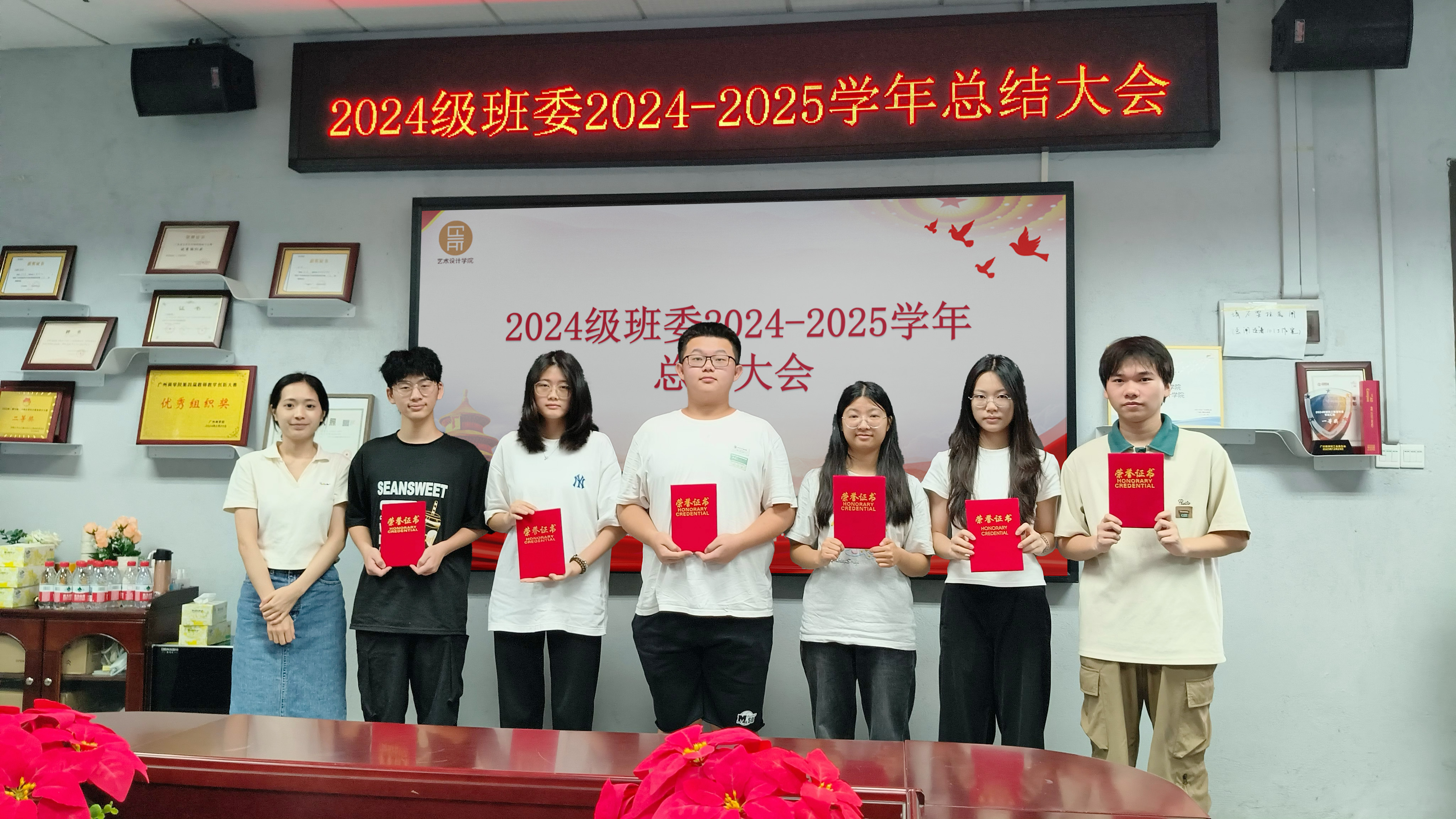 图3:蓝喜老师给获奖学生骨干颁发荣誉证书.jpg